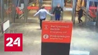 Пьяный пассажир МЦК одним ударом нокаутировал задевшего его мужчину - Россия 24