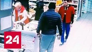 Проучил клиента: охранник магазина одним ударом отправил покупателя в нокаут - Россия 24