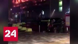 В Ливерпуле на парковке сгорели 1400 автомобилей - Россия 24