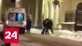 Пьяный мужчина напал на бригаду скорой помощи в Петербурге - Россия 24