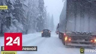 В Карелии на трассе грузовые автомобили выстроились на обочинах из-за снега - Россия 24