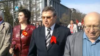 депутат Госдумы Олег Смолин поёт песню на шествии 1 мая в Омске