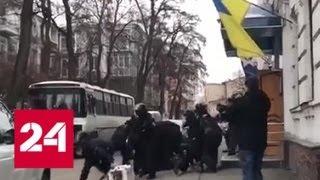 Украинских полицейских ранили в ходе штурма киевского управления - Россия 24